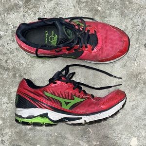 Size 7.5 Mizuno Wave Rider 16